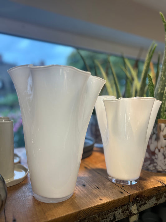 Weiẞe Glasvase in zwei Größen