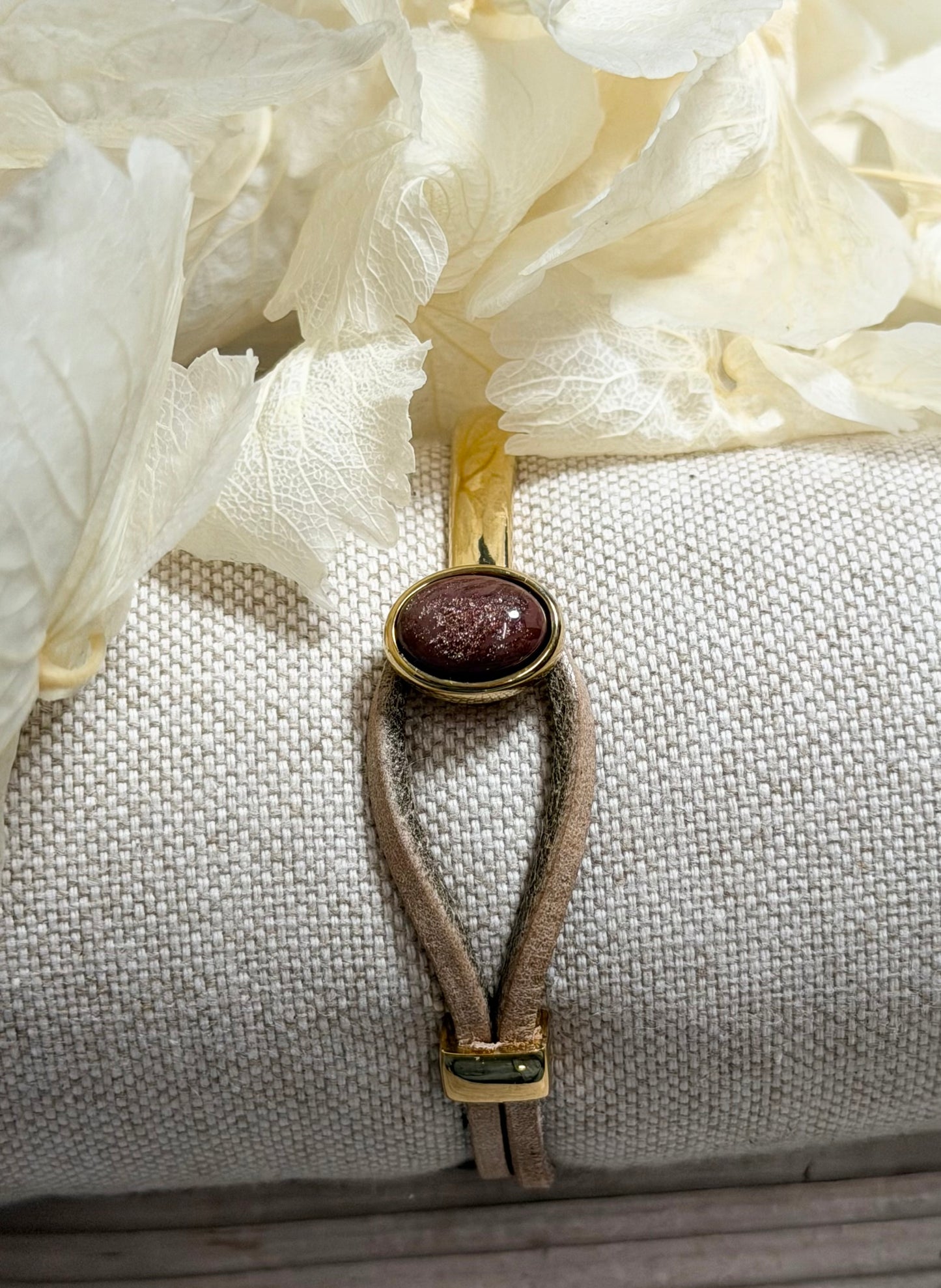 Armband Saar Gold mit braunen Cabochons in verschiedenen Größen