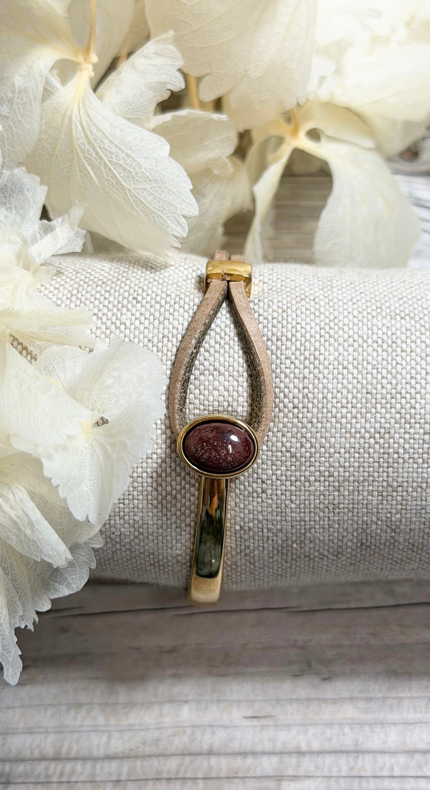 Armband Saar Gold mit braunen Cabochons in verschiedenen Größen