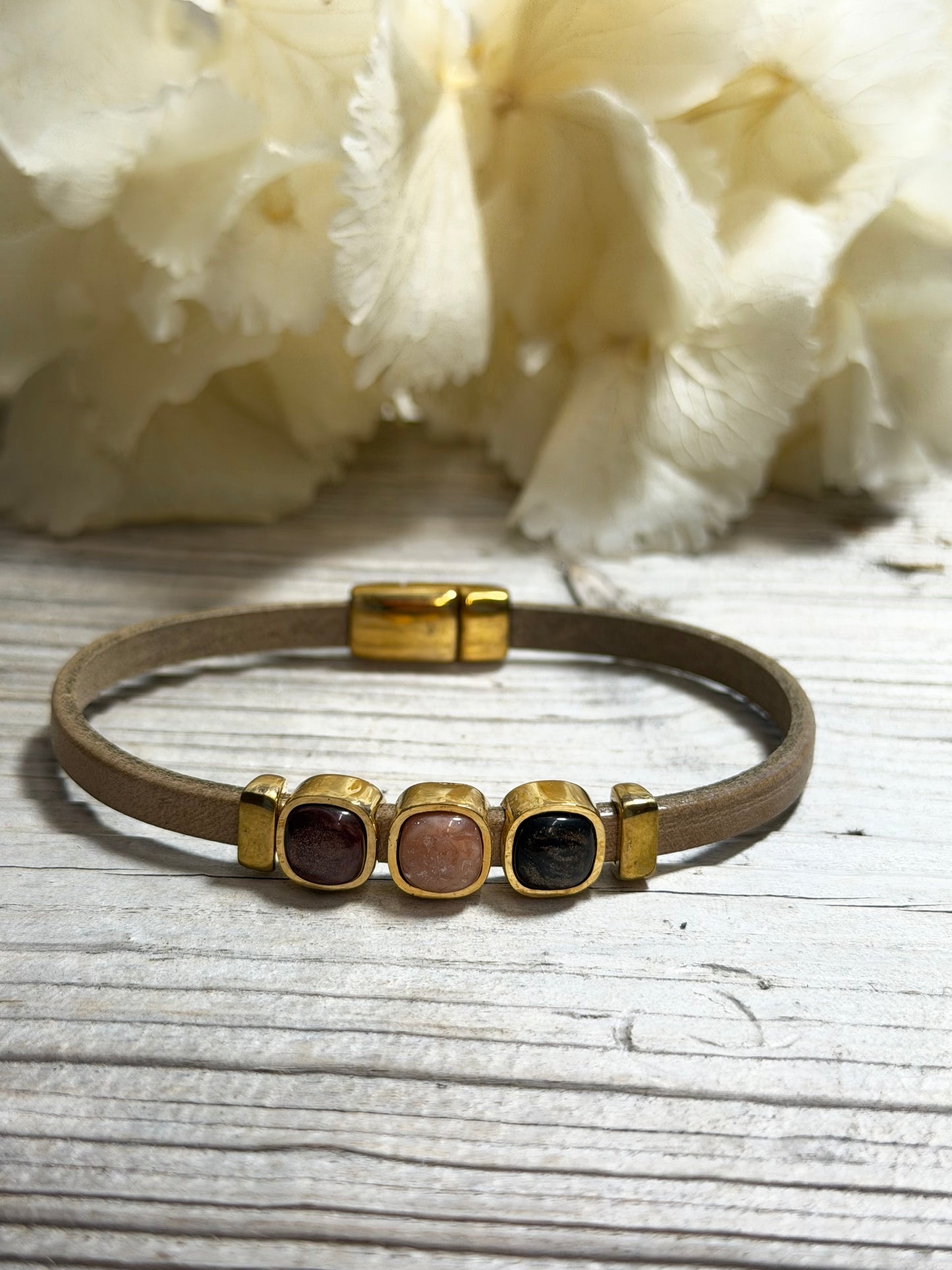Armband Puck Gold mit  braunen Cabochons in verschiedenen Größen