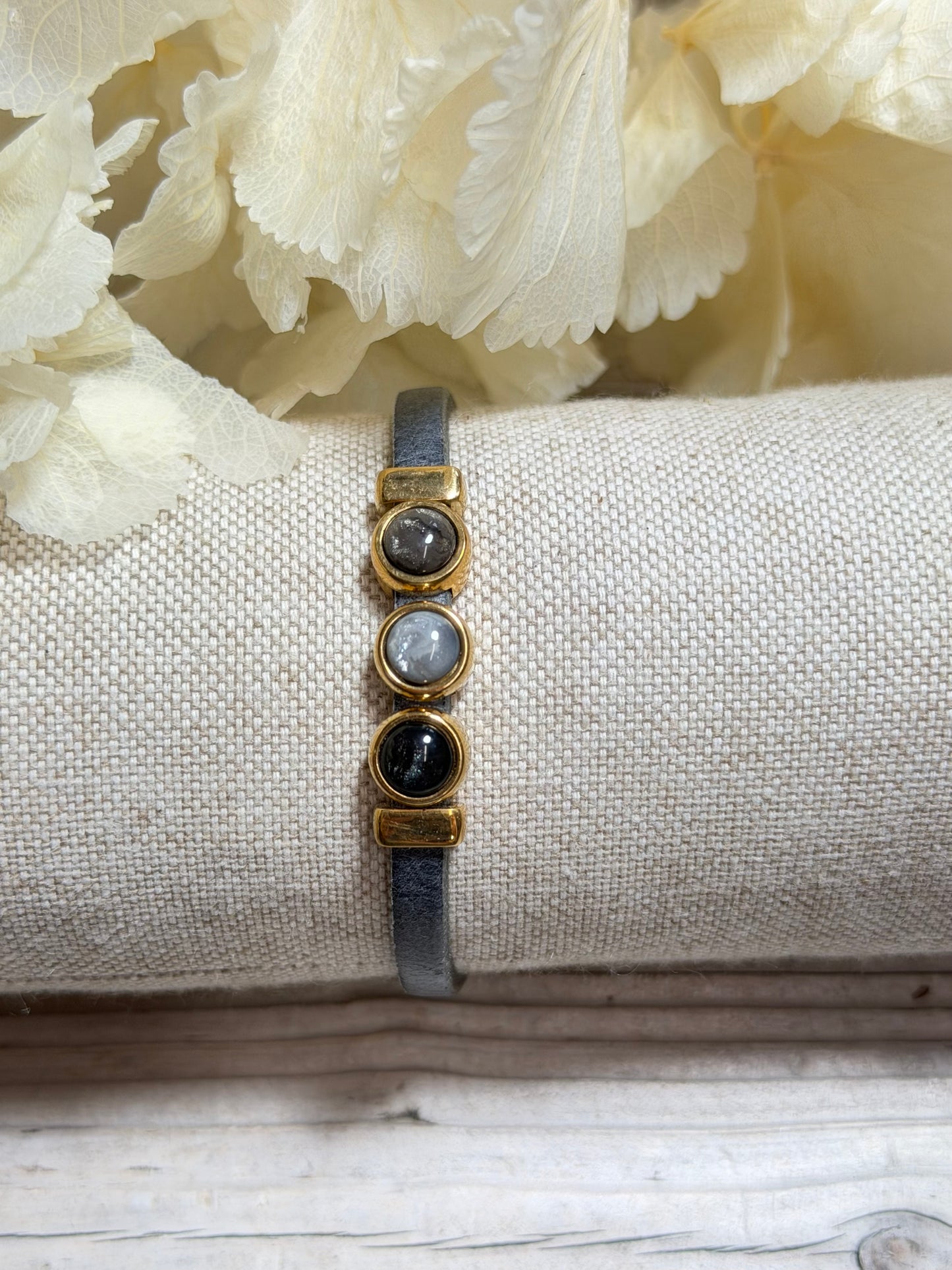 Armband Merel Gold mit Cabochon in schwarz Tönen in verschiedenen Größen
