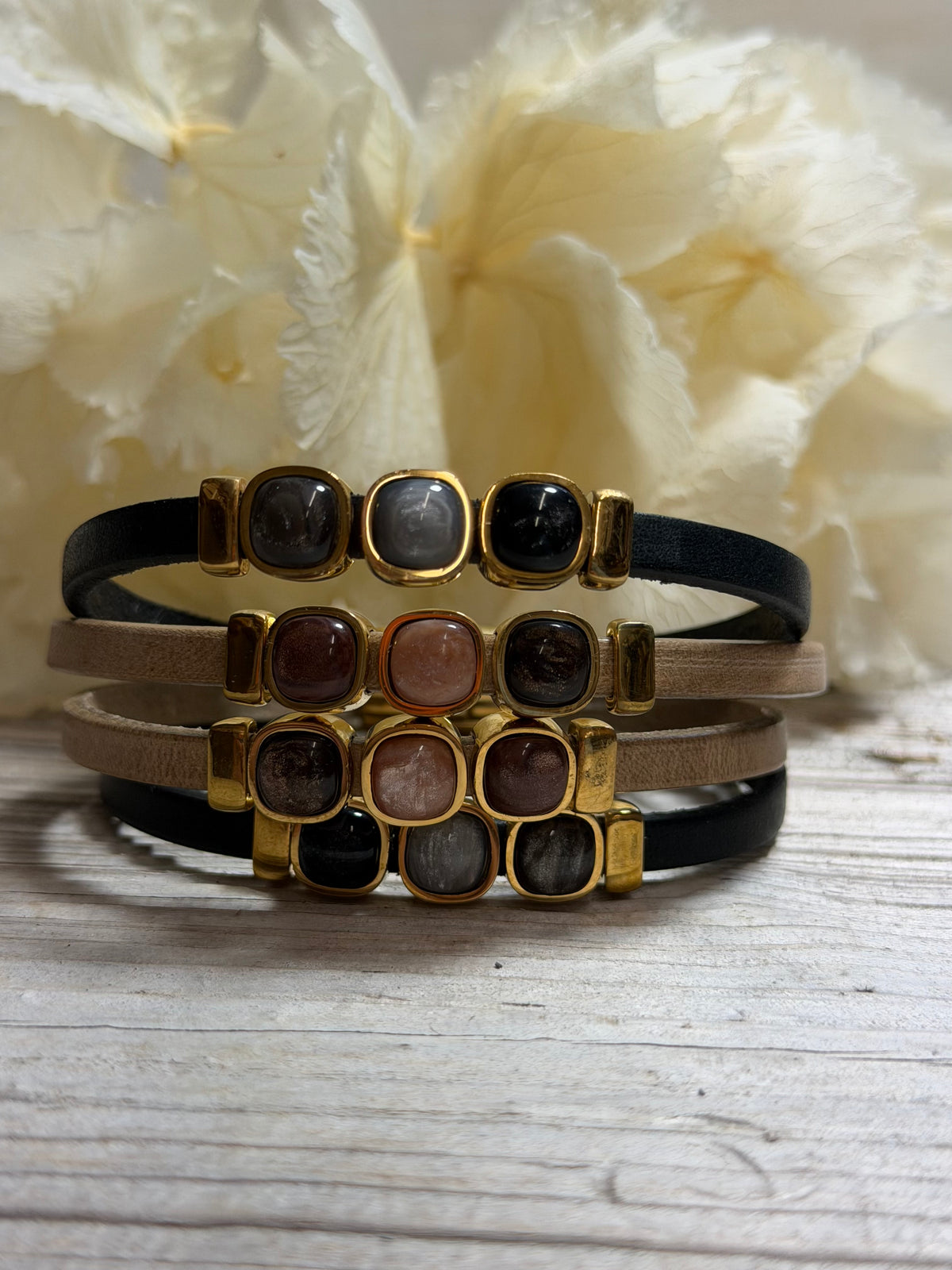 Armband Puck Gold mit  braunen Cabochons in verschiedenen Größen