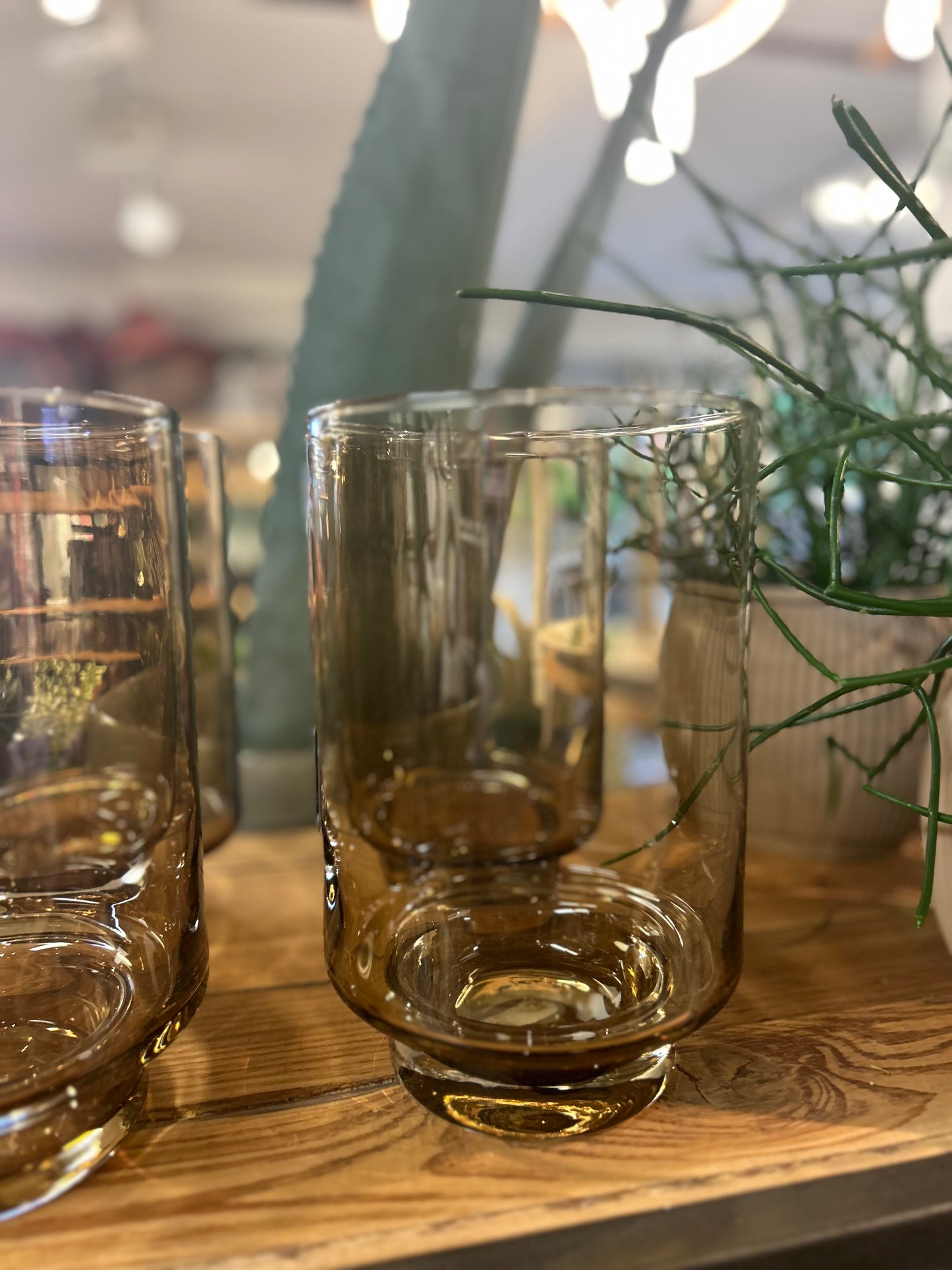 Glasvase/Windlicht mit Fuß in Amber