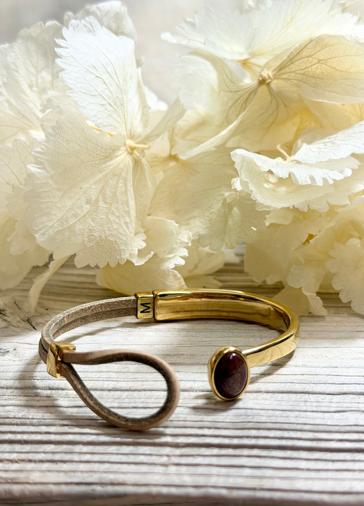 Armband Saar Gold mit braunen Cabochons in verschiedenen Größen