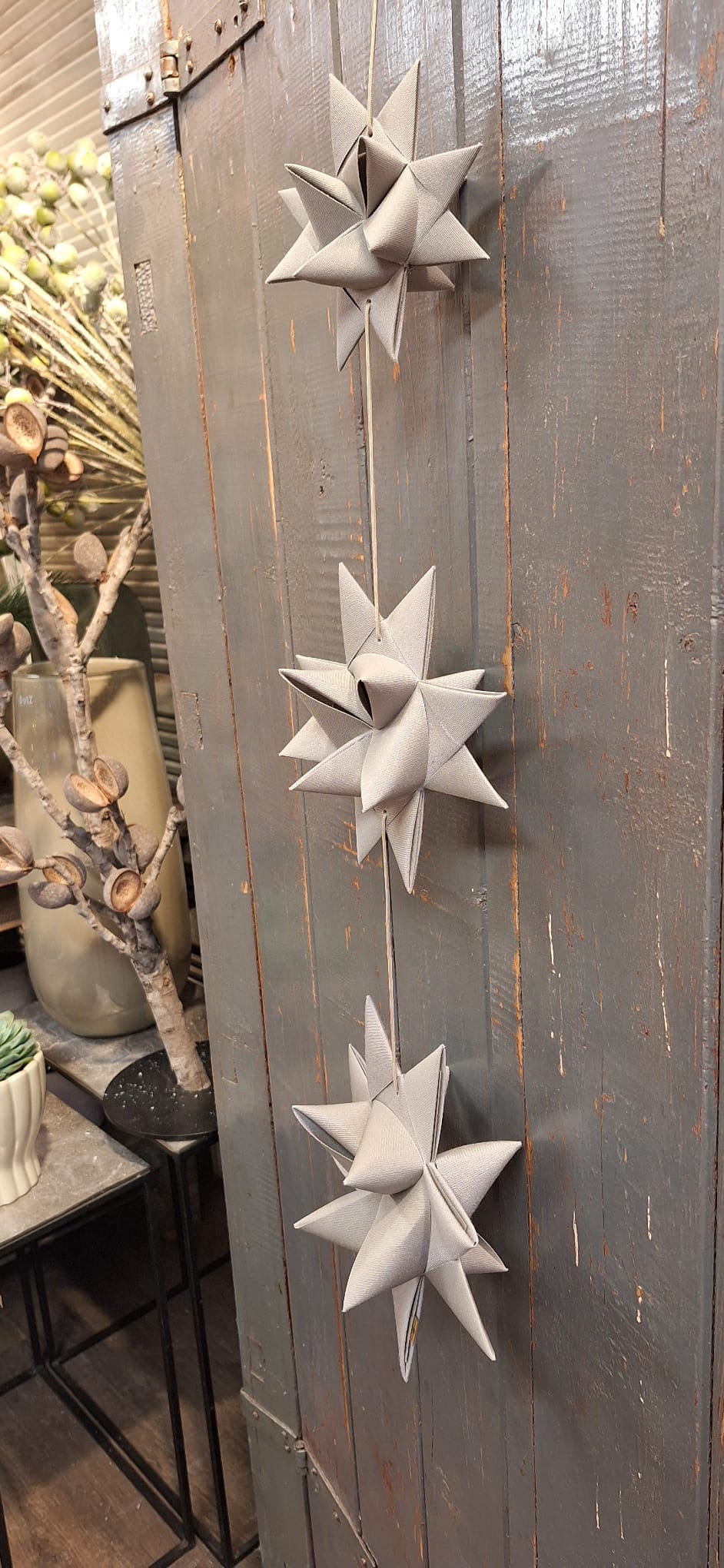 Drei Sterne am Band aus Canvas in Hellgrau