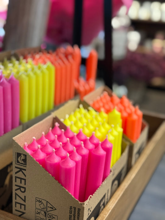 Knallbunte Neonkerzen