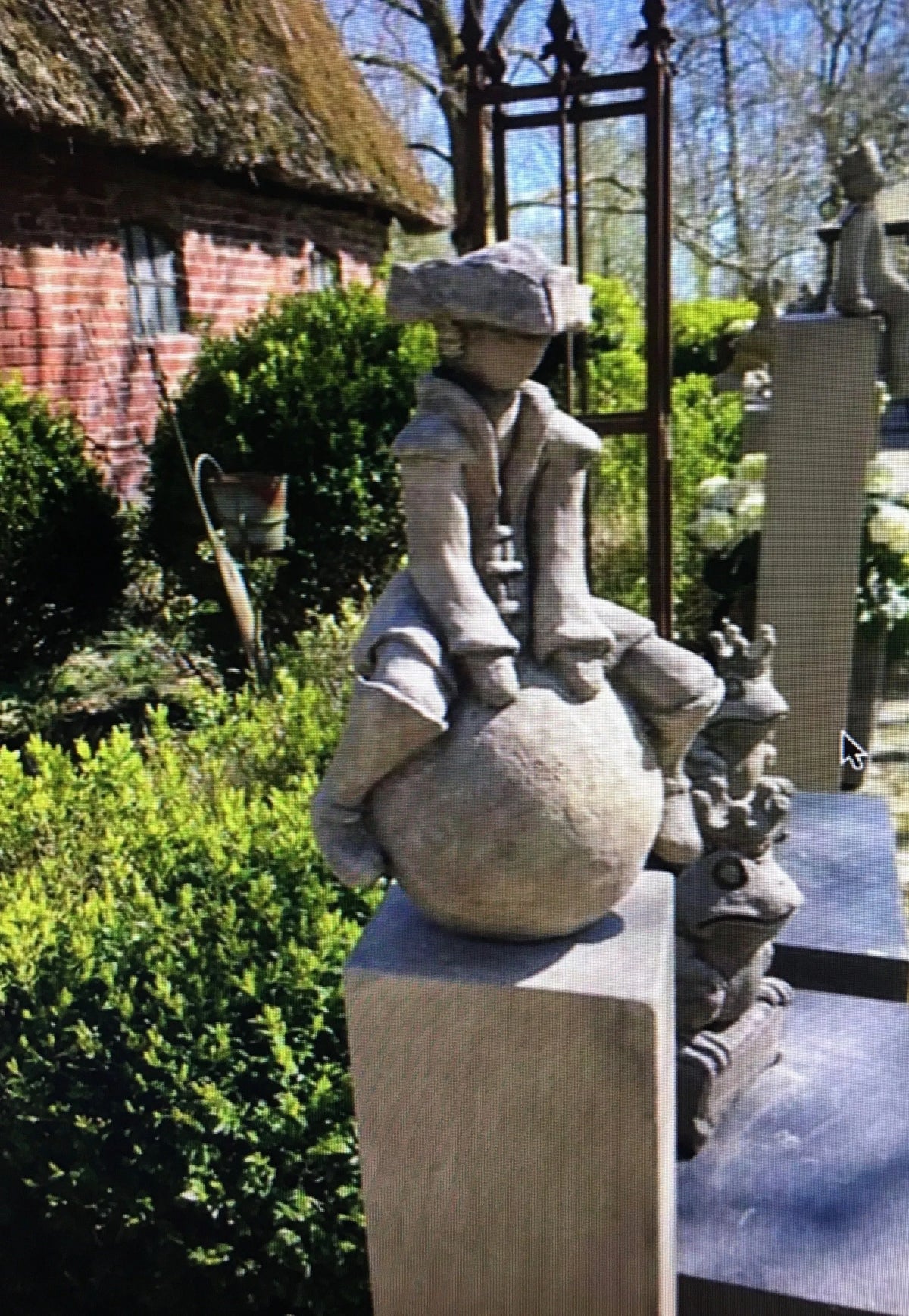 Gartenkunst "Der Adel fliegt... Gold"