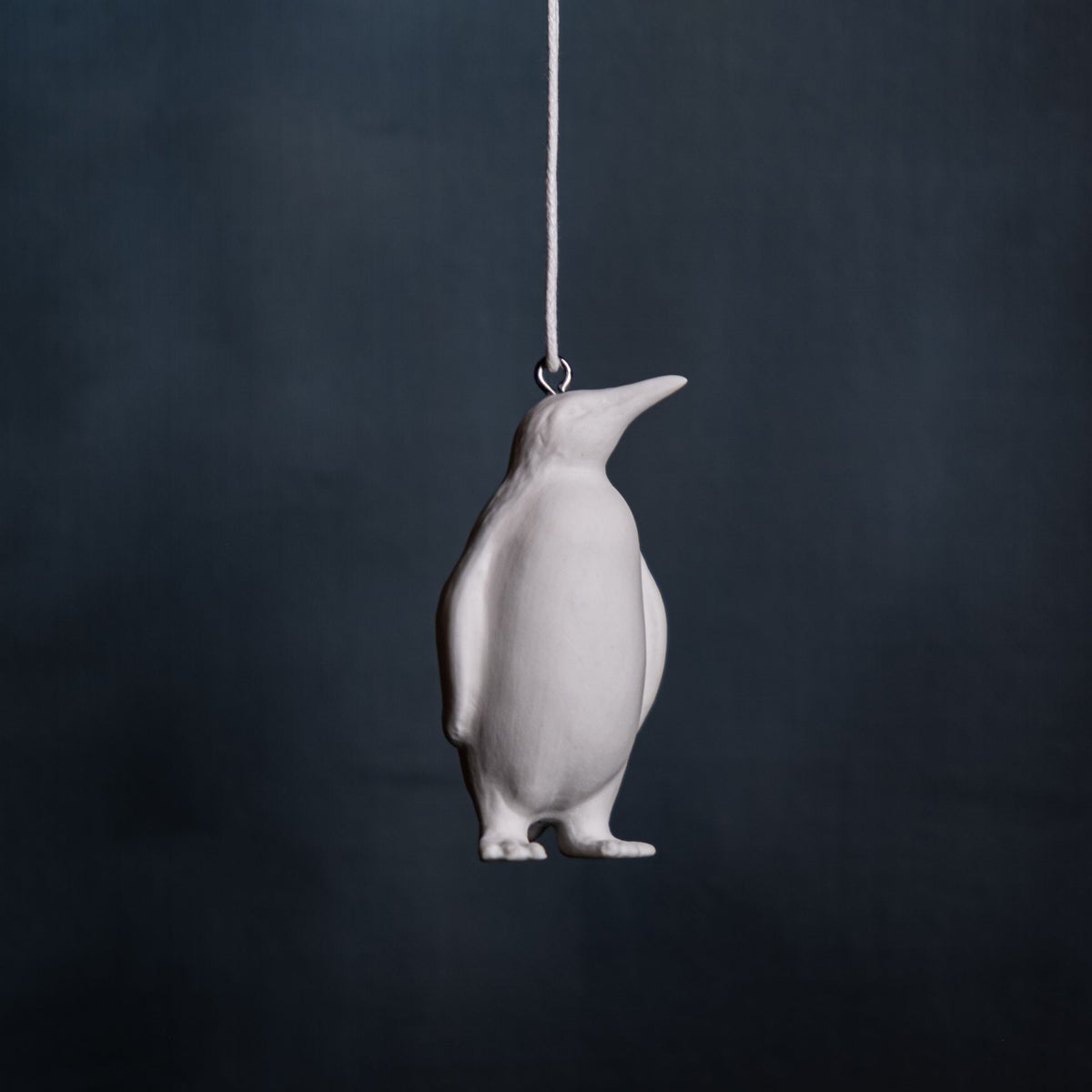 Pinguin Hänger aus Knochenporzellan mit Kordel