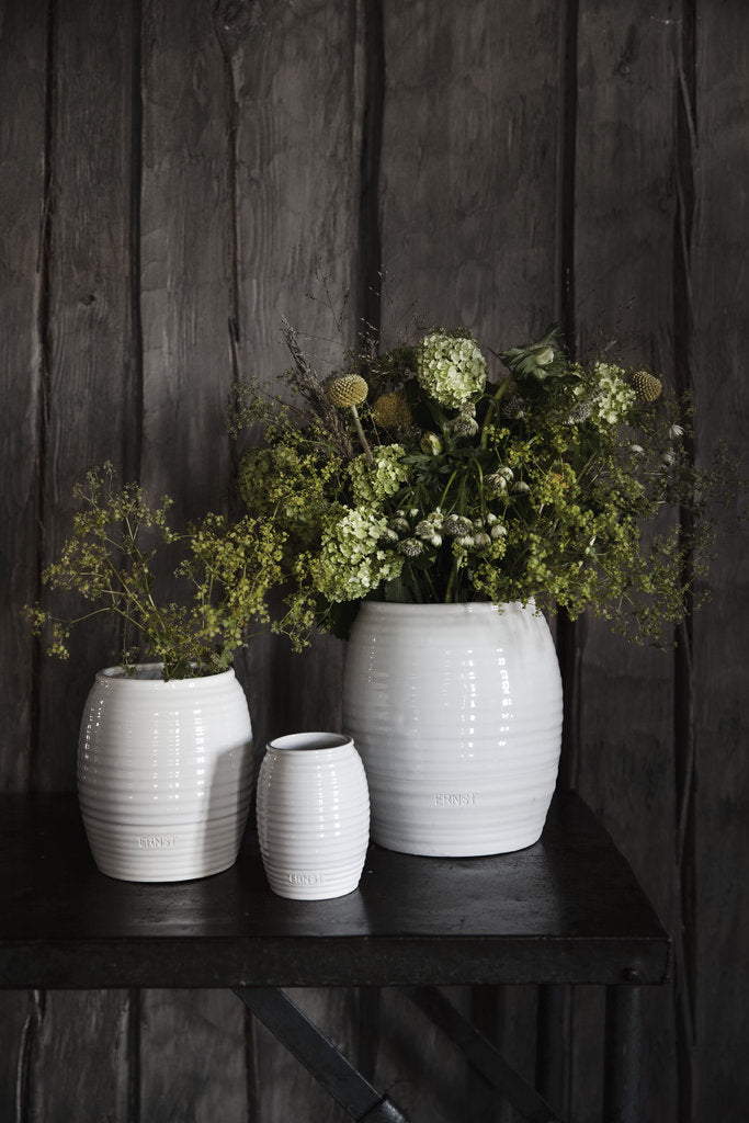 Weiße Vase mit Rillen
