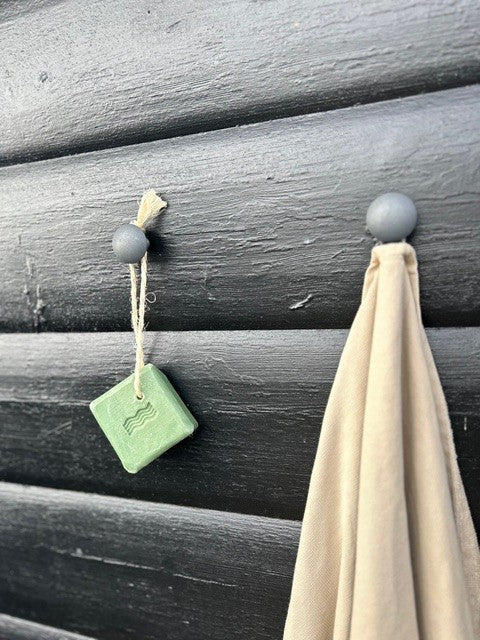 Peelingseife mit Inselkräutern von der dänischen Insel Ærø mit Sylt Emblem🧼