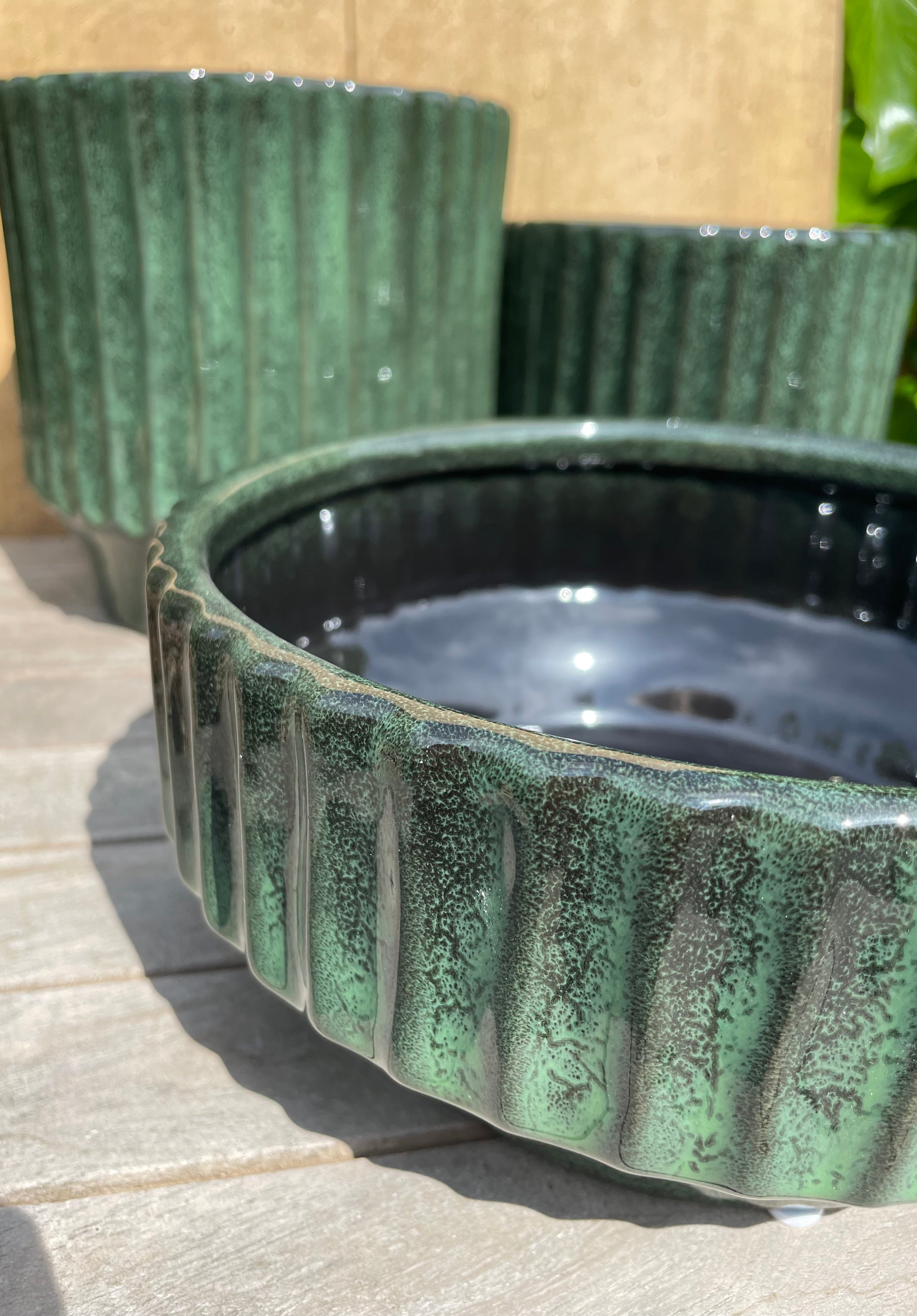Dunkelgrüne glasierte Keramik Schale